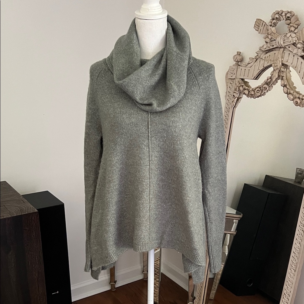 Jessica Simpson sweater